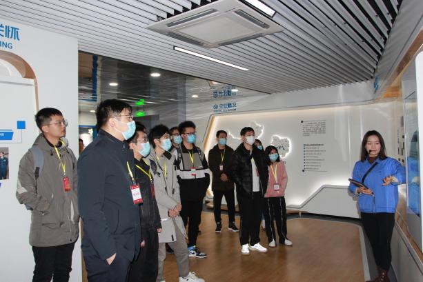 深化校企合作，产教融合谱新篇——电子工程学院毕业班学生赴陕西凌云电器集团参观交流